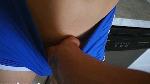 Порно ролик - Братец залез в трусики к сестрёнке и трахнул толстым членом порно видео