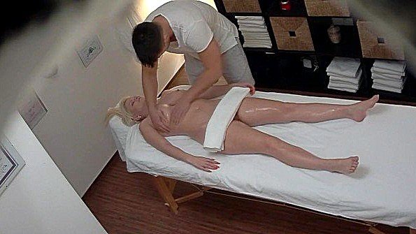 HD Порно - Блондинка после массажа попрыгала на члене парня порно видео